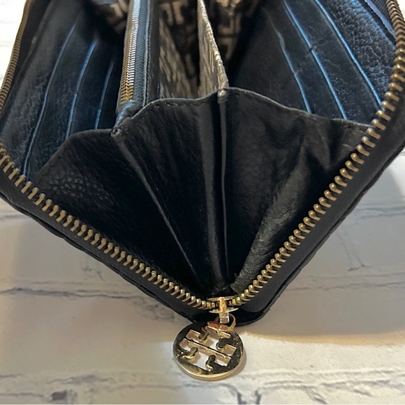 Tory Burch Black Croc-Embossed Long Zippy Wallet With Interior Logo Pattern - Picture 9 of 14